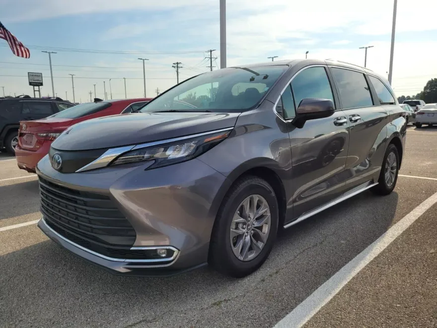2024 Toyota Sienna XLE photo 1
