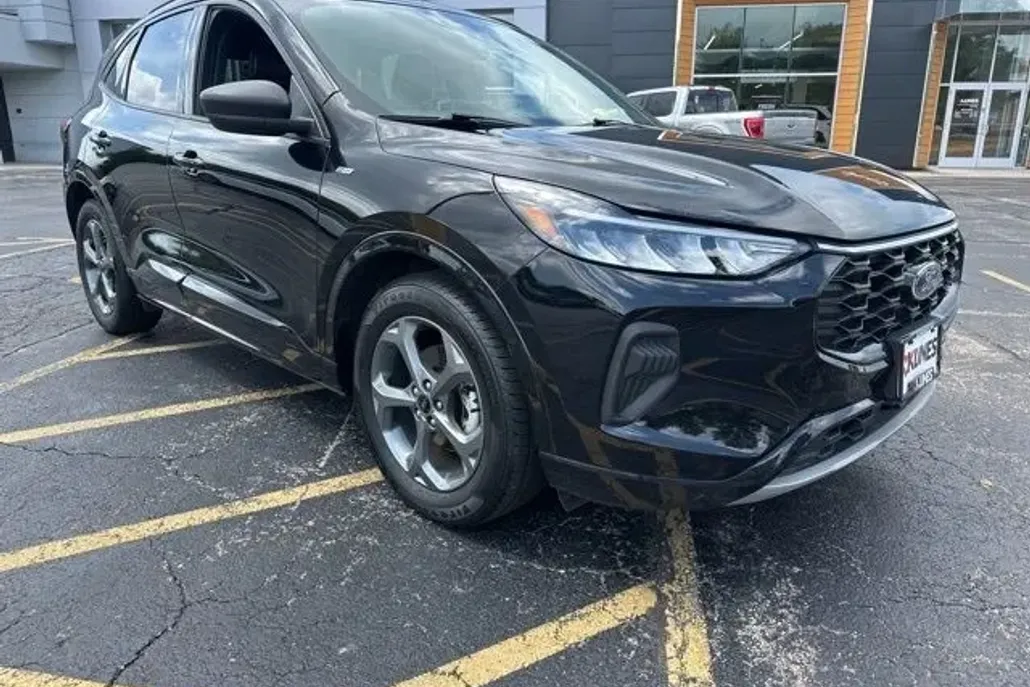 2023 Ford Escape ST-Line photo 1