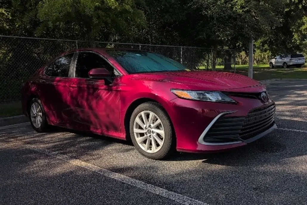 2021 Toyota Camry LE photo 1