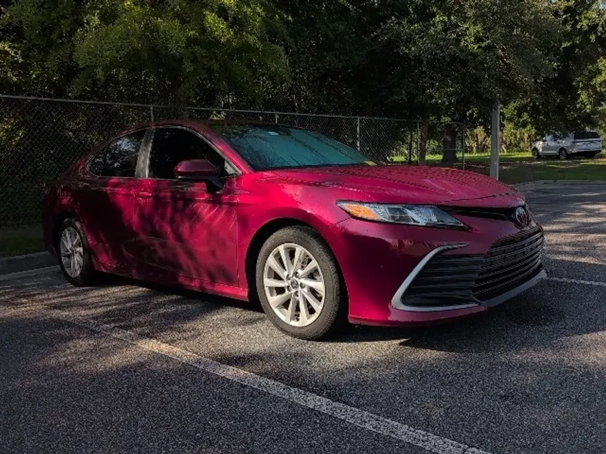 2021 Toyota Camry LE photo 1
