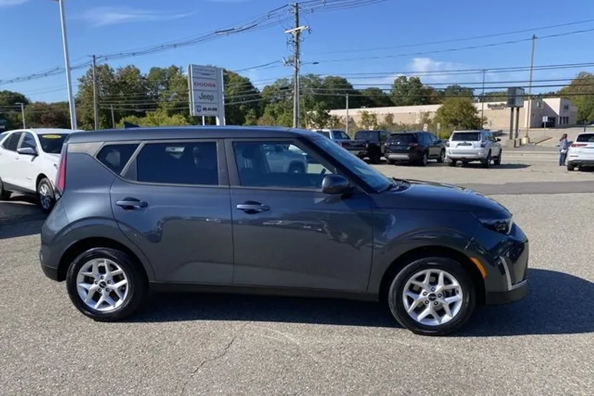2024 Kia Soul LX photo 1