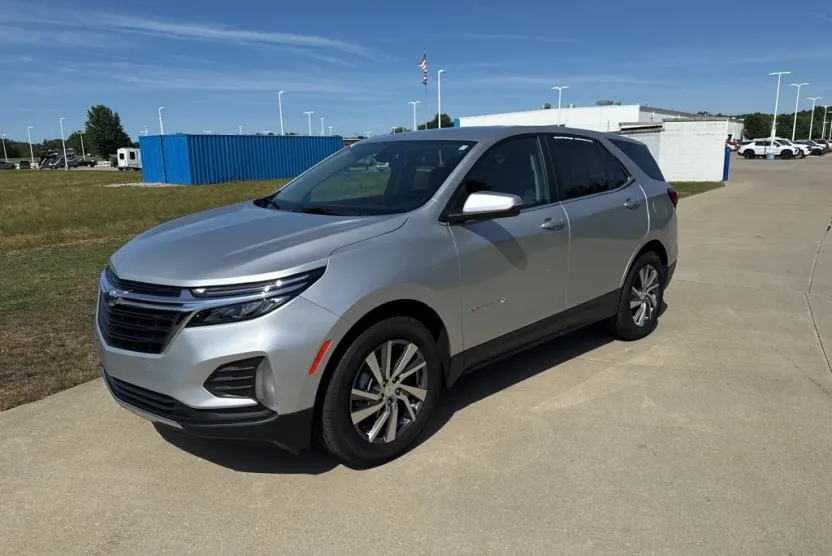 2022 Chevrolet Equinox LT photo 1