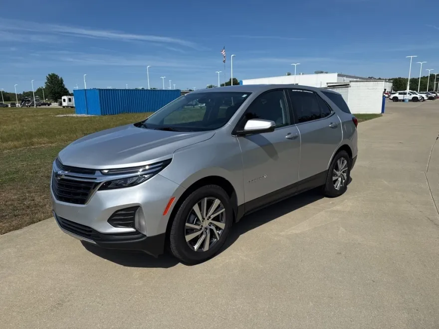 2022 Chevrolet Equinox LT photo 1