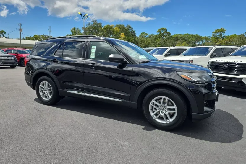 2025 Ford Explorer photo 1