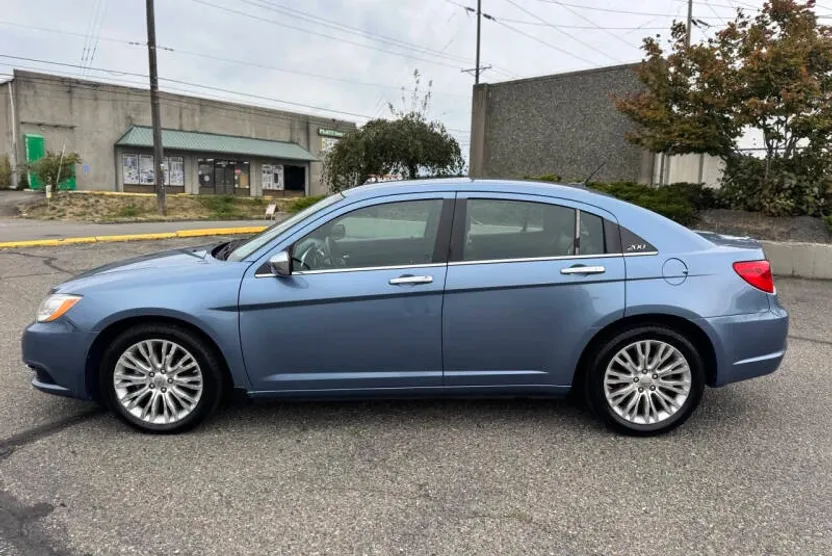 2011 Chrysler 200 Limited Touring photo 1