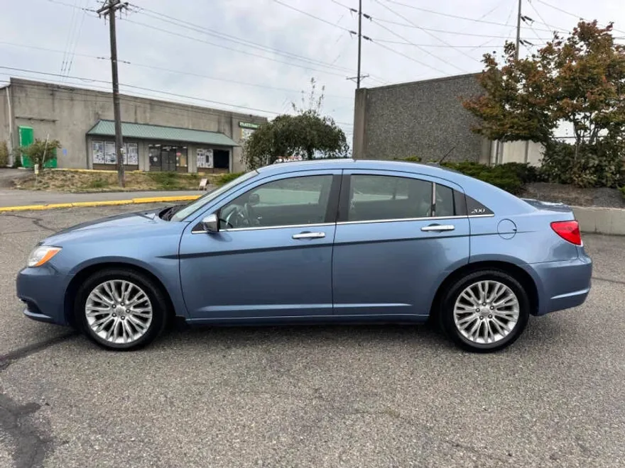 2011 Chrysler 200 Limited Touring photo 1