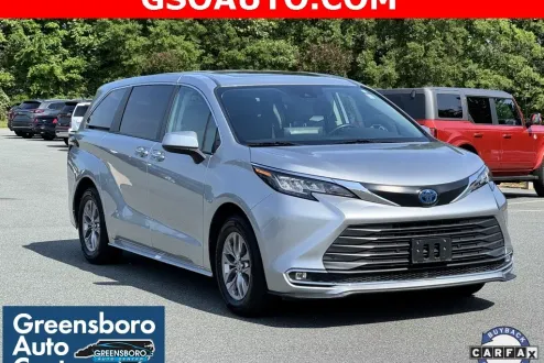 2022 Toyota Sienna XLE photo 2