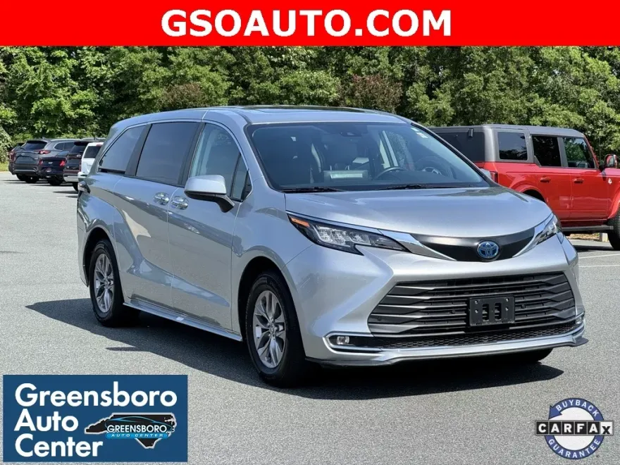 2022 Toyota Sienna XLE photo 2