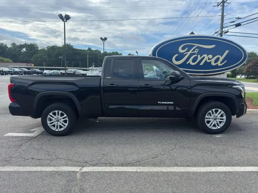 2022 Toyota Tundra SR5 photo 1