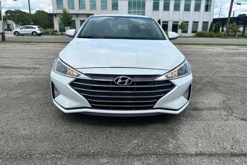 2019 Hyundai Elantra SEL photo 1