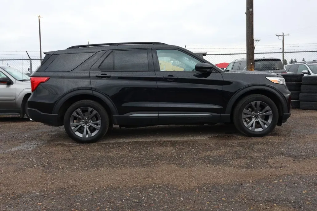2023 Ford Explorer XLT photo 1