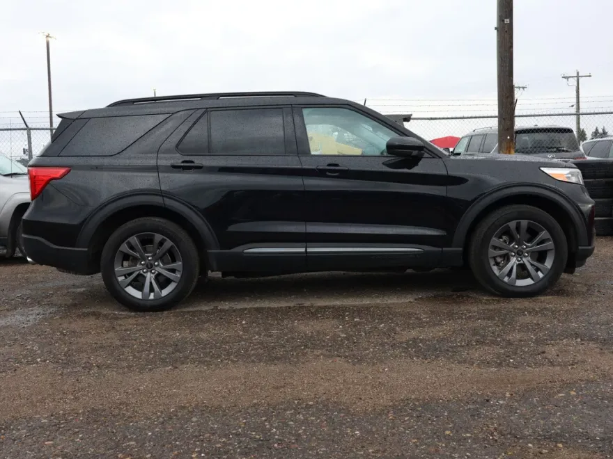 2023 Ford Explorer XLT photo 1