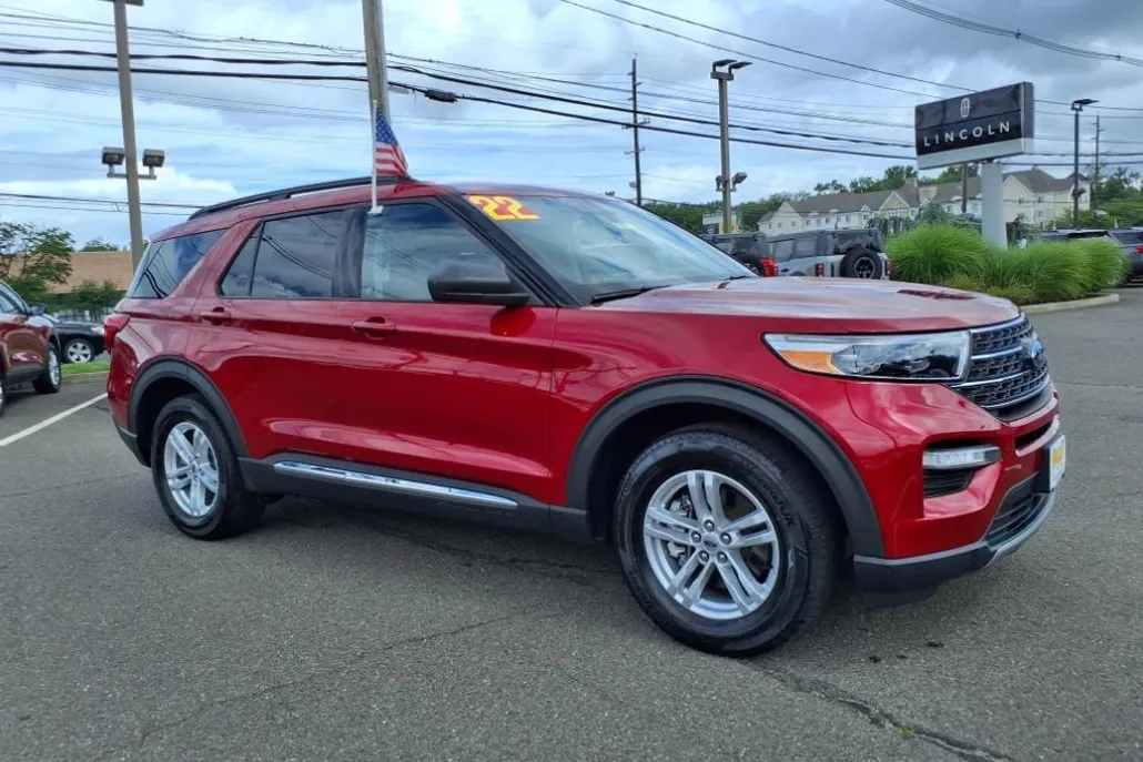 2022 Ford Explorer XLT photo 1