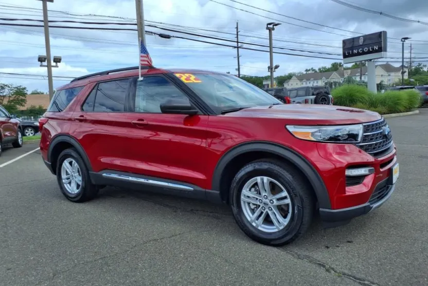 2022 Ford Explorer XLT photo 1