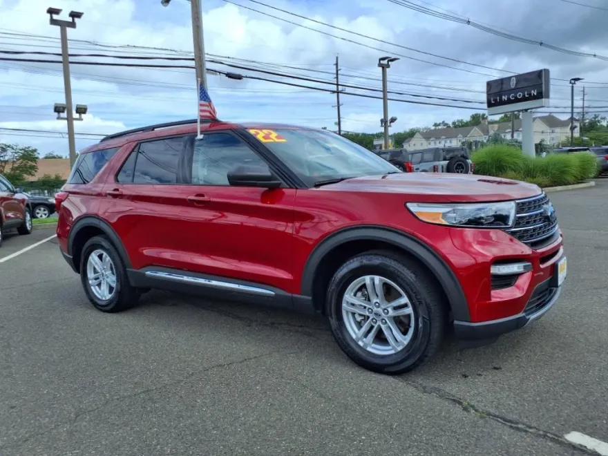 2022 Ford Explorer XLT photo 1