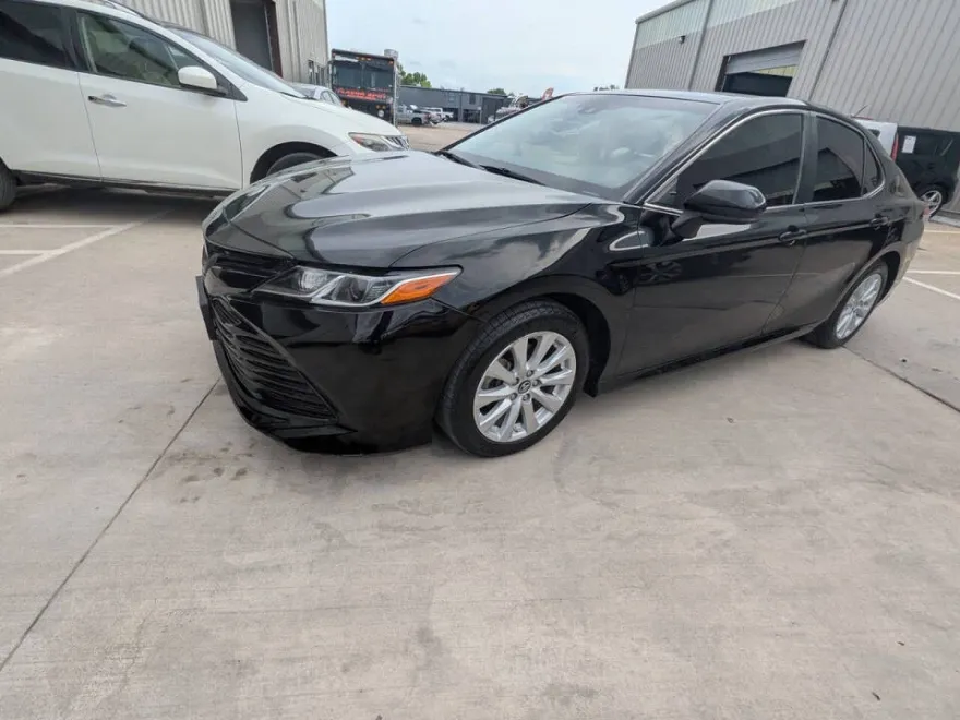 2019 Toyota Camry L photo 1
