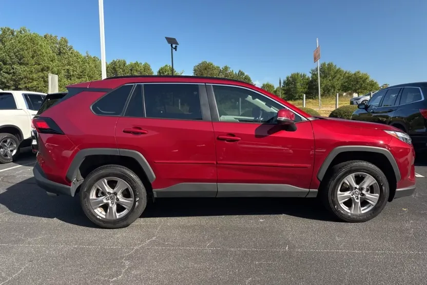 2023 Toyota RAV4 XLE photo 1
