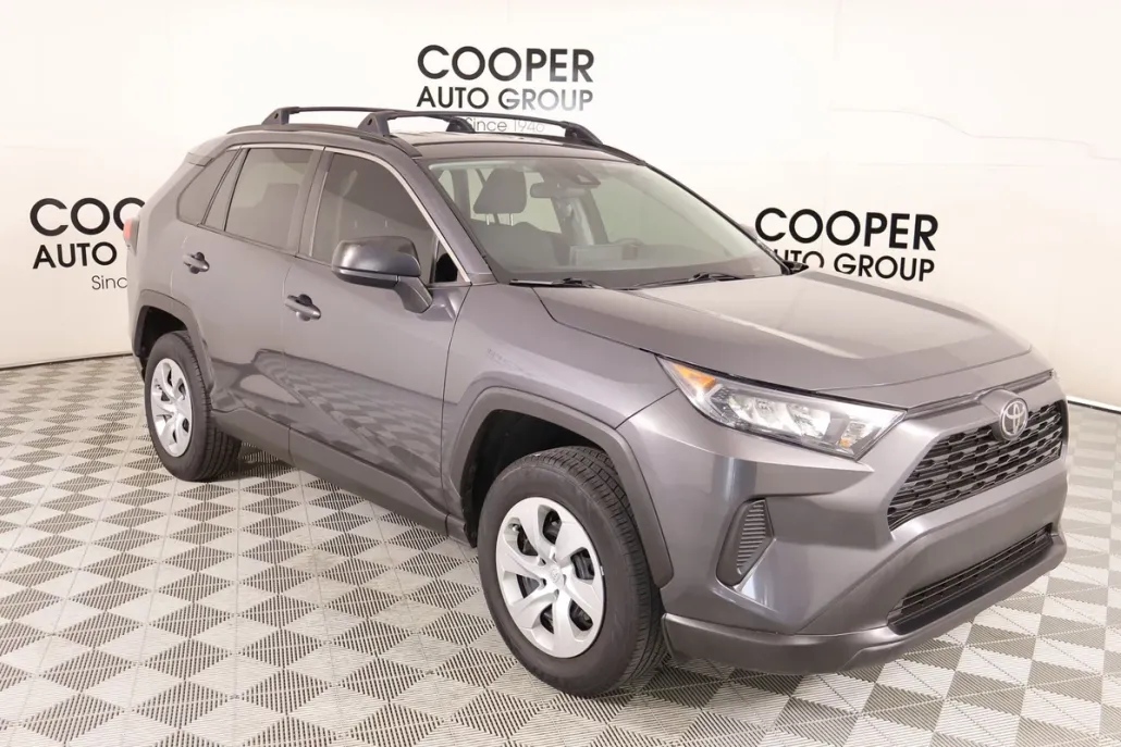 2020 Toyota RAV4 LE photo 1