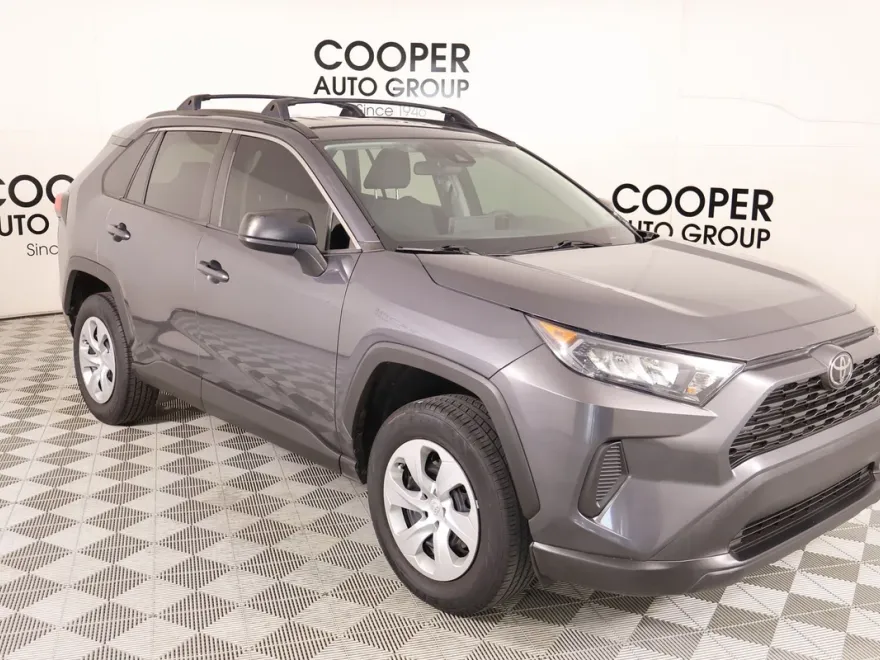 2020 Toyota RAV4 LE photo 1