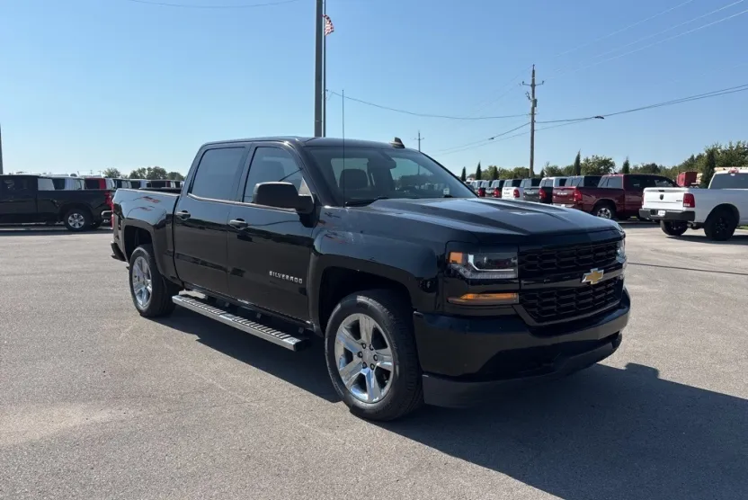 2018 Chevrolet Silverado 1500 Custom photo 1