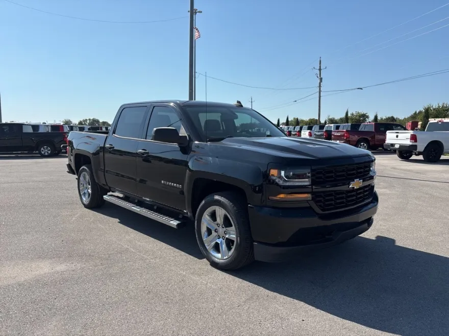 2018 Chevrolet Silverado 1500 Custom photo 1