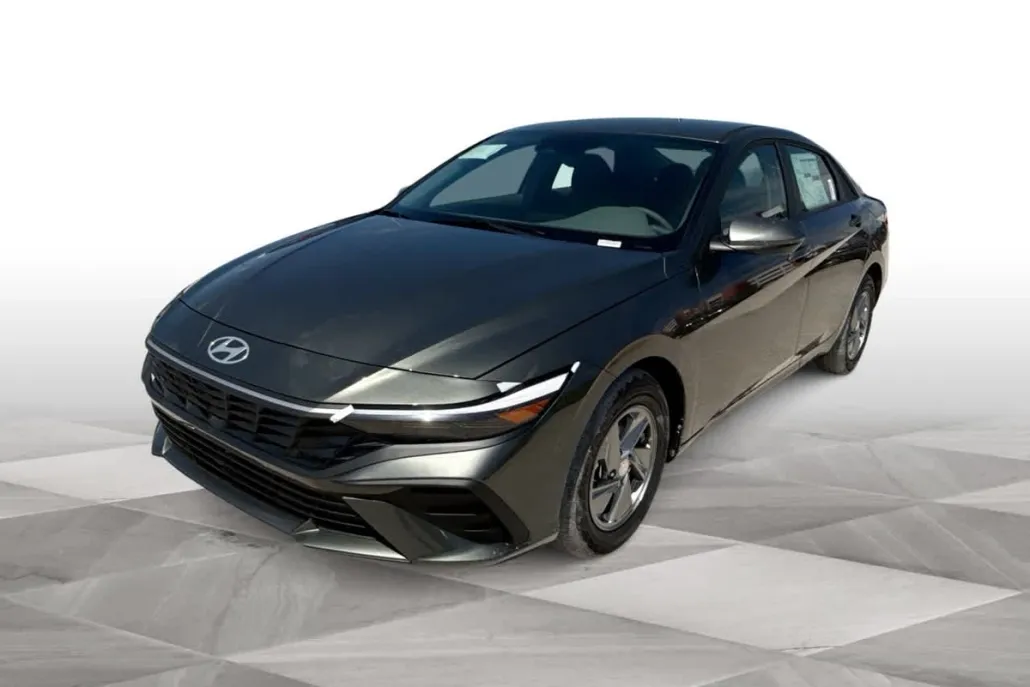 2025 Hyundai Elantra SE photo 1