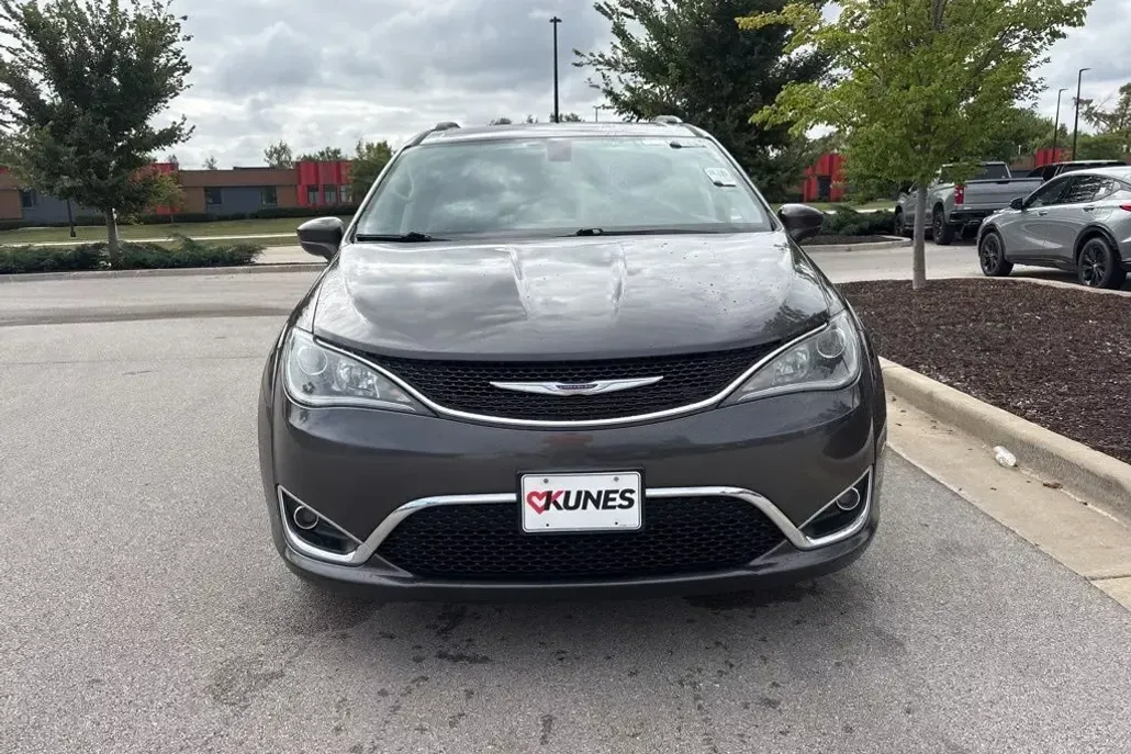 2019 Chrysler Pacifica Touring L photo 1