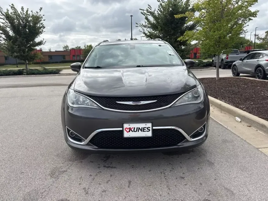 2019 Chrysler Pacifica Touring L photo 1