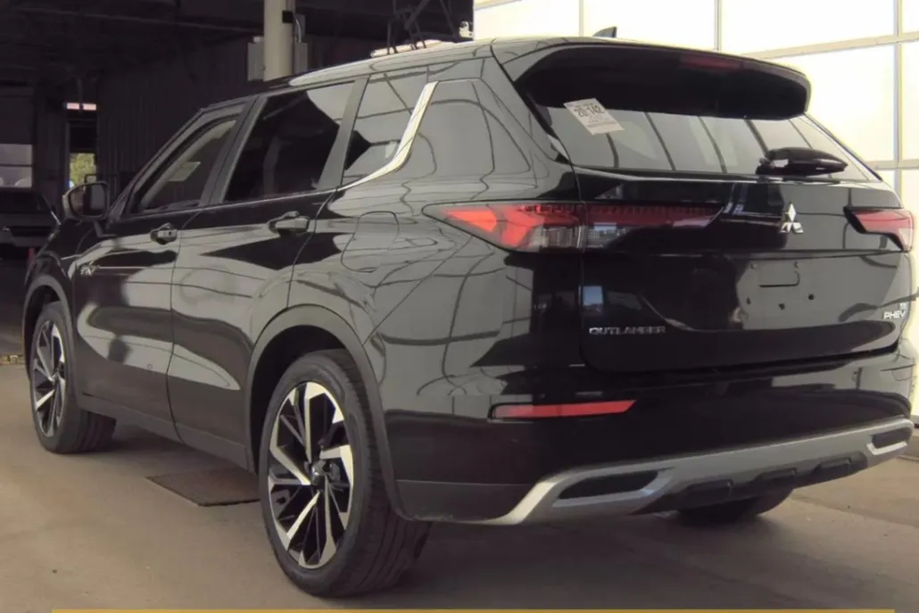2023 Mitsubishi Outlander PHEV SE photo 1