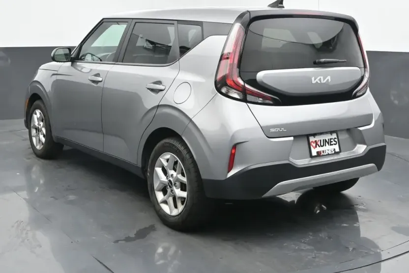 2023 Kia Soul LX photo 1