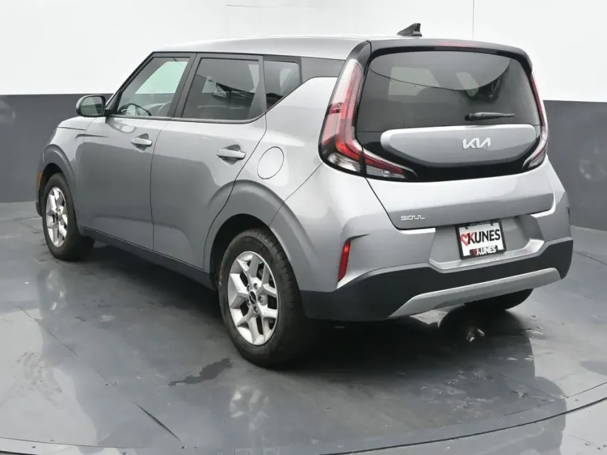 2023 Kia Soul LX photo 1