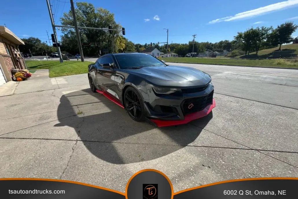 2016 Chevrolet Camaro 1LT photo 1