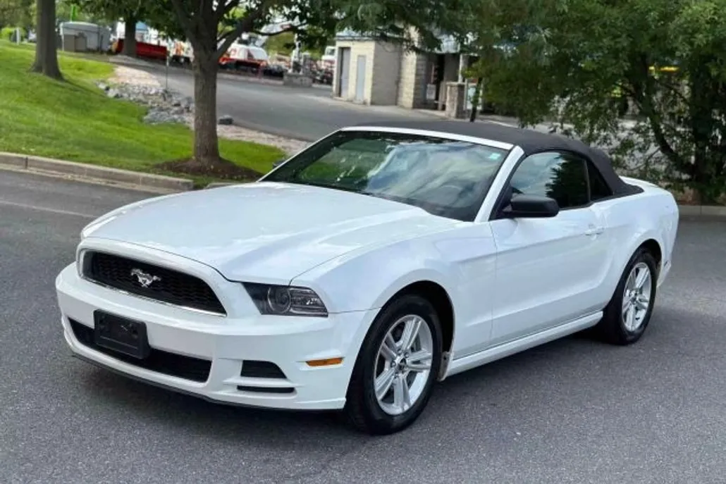 2014 Ford Mustang V6 Convertible photo 1