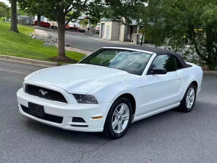 2014 Ford Mustang V6 Convertible photo 1