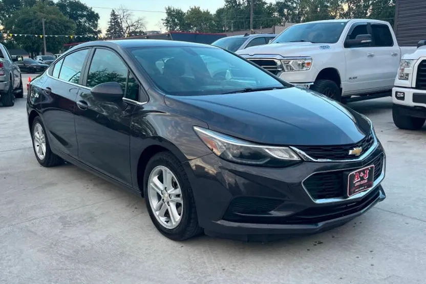 2017 Chevrolet Cruze LT photo 1