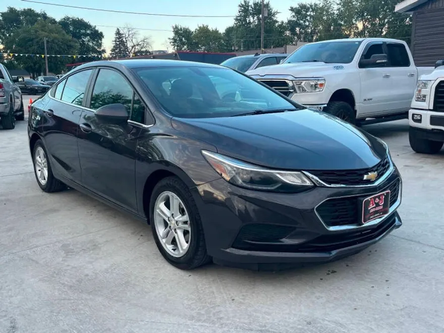 2017 Chevrolet Cruze LT photo 1