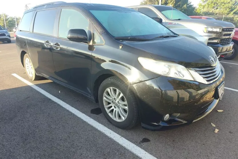 2014 Toyota Sienna XLE photo 1