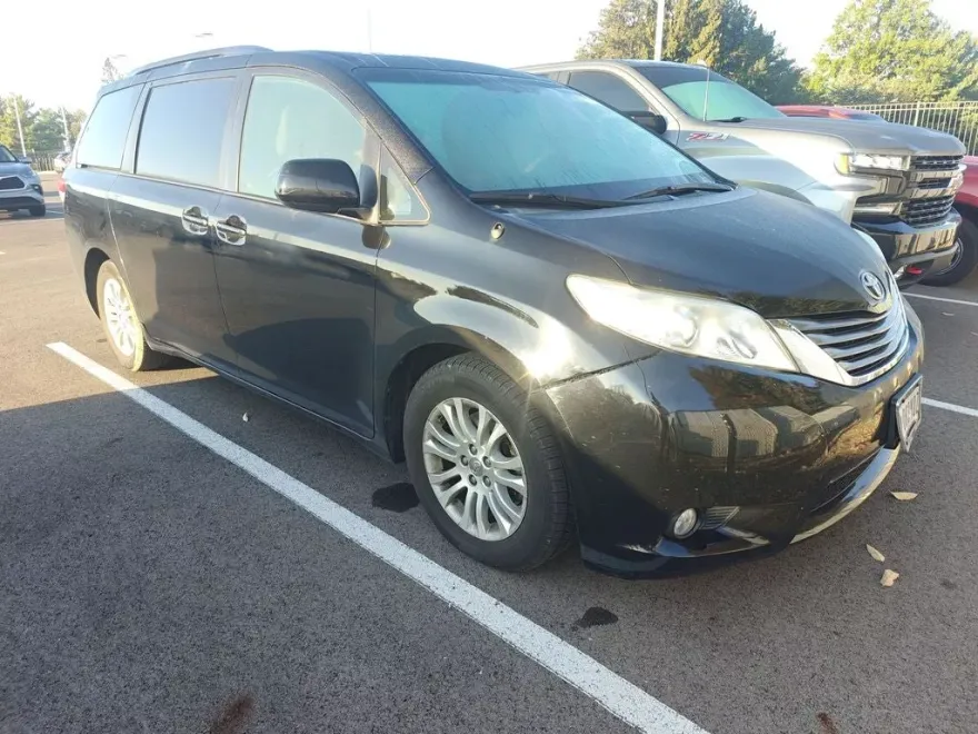 2014 Toyota Sienna XLE photo 1