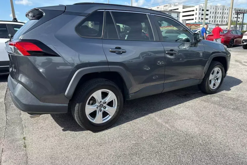2020 Toyota RAV4 XLE photo 1
