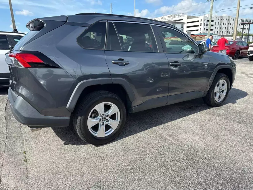 2020 Toyota RAV4 XLE photo 1