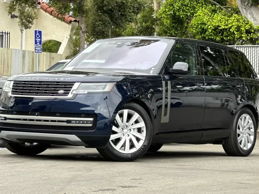 2023 Land Rover Range Rover SE photo 1