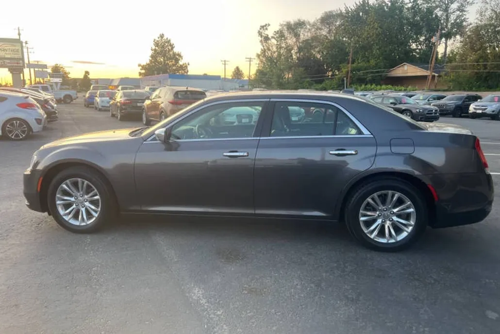 2016 Chrysler 300 C photo 1