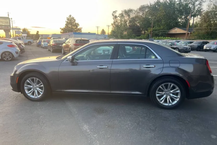 2016 Chrysler 300 C photo 1