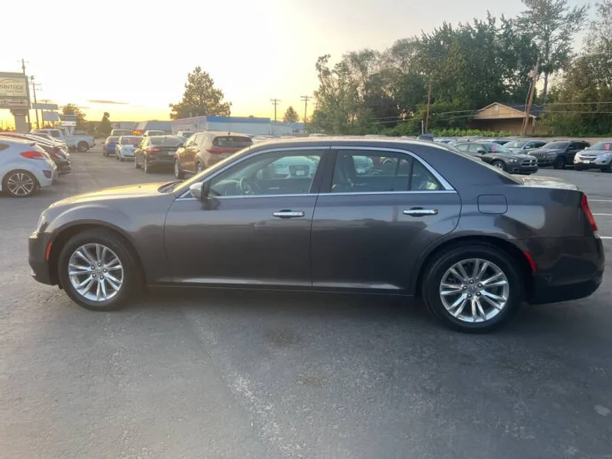 2016 Chrysler 300 C photo 1
