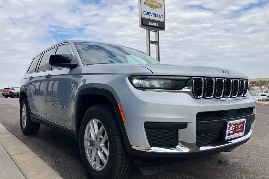 2023 Jeep Grand Cherokee Laredo photo 1