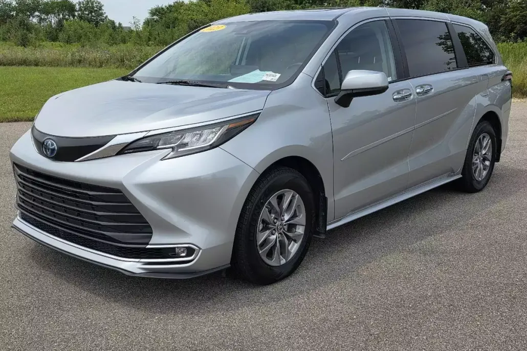 2023 Toyota Sienna XLE photo 1