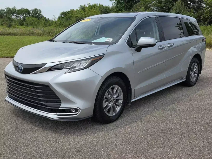 2023 Toyota Sienna XLE photo 1