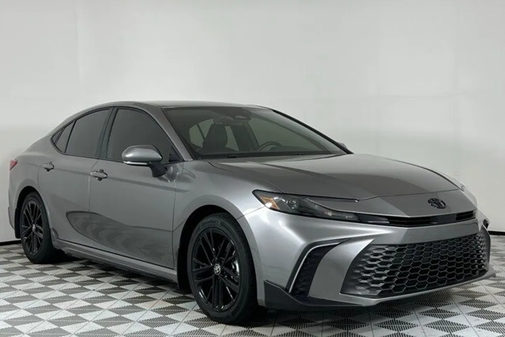 2025 Toyota Camry SE photo 1