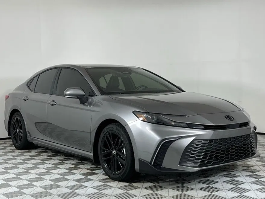 2025 Toyota Camry SE photo 1