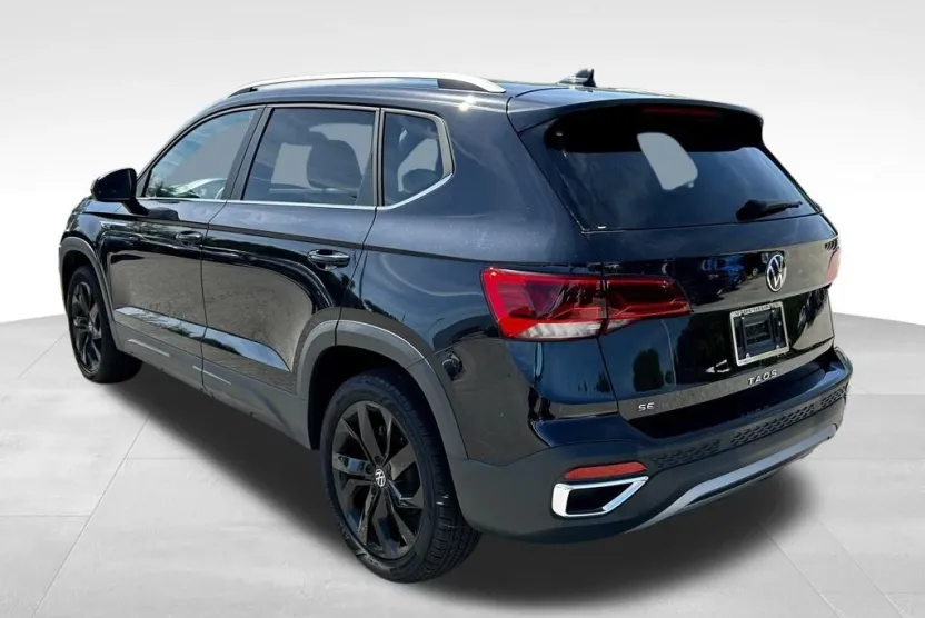 2023 Volkswagen Taos SE photo 1